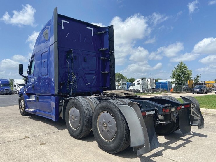 2022-freightliner-cascadia-126-image-2