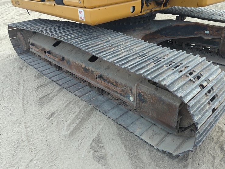 2020-caterpillar-320-image-12