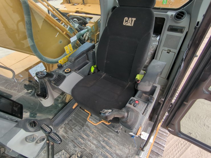 2020-caterpillar-320-image-23