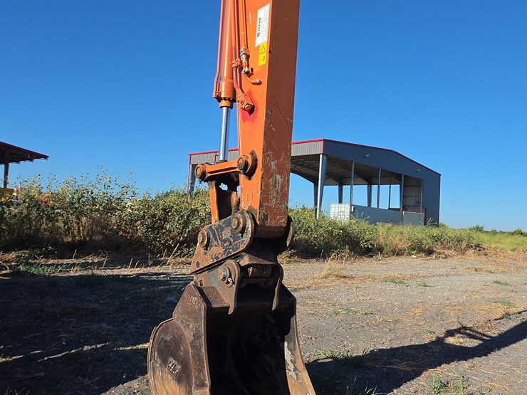 2020-hitachi-zx225usr-lc-6-image-8