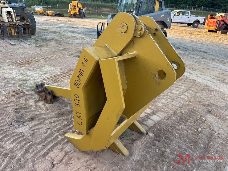 caterpillar-320-image-3