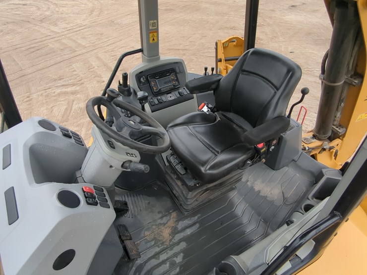 2023-caterpillar-416-image-16