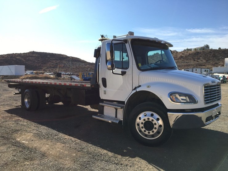 2019-freightliner-m2-106-image-2