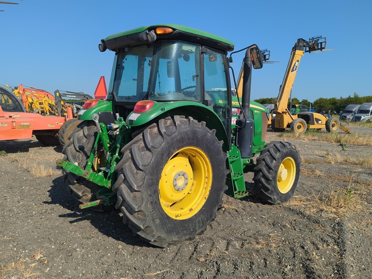 2020-john-deere-6105e-image-3