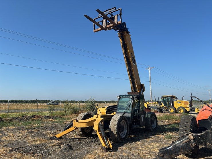 caterpillar-tl1055c-image-1