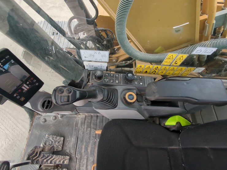 2020-caterpillar-320-image-25