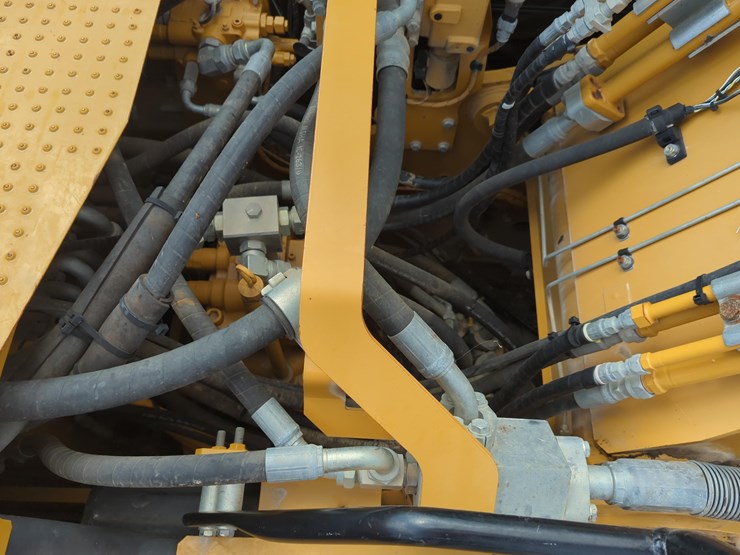 2020-caterpillar-320-image-18