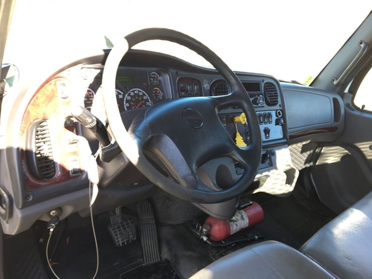 2019-freightliner-m2-106-image-10