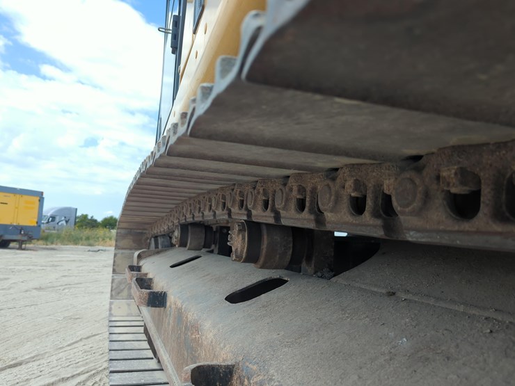 2020-caterpillar-320-image-17