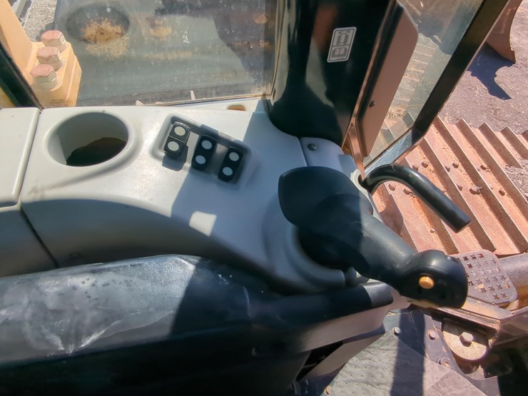 2015-caterpillar-d6n-lgp-image-17