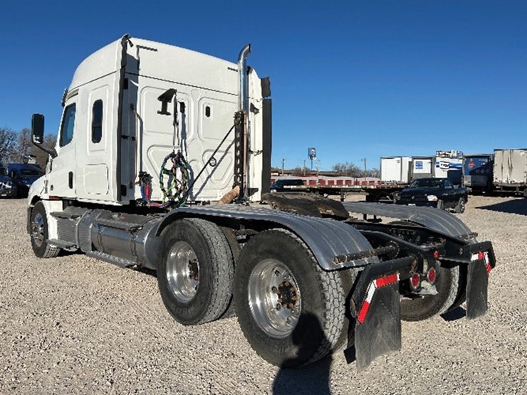 2020-freightliner-cascadia-126-image-2
