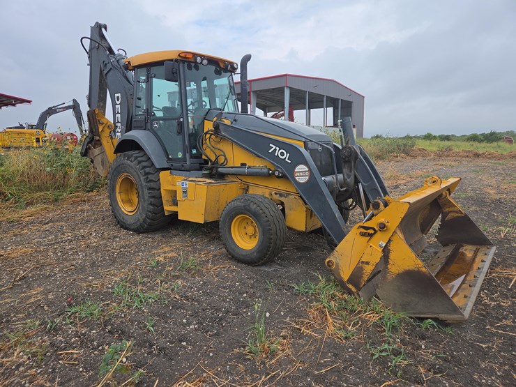 2021-deere-710l-image-2