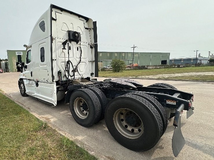 2019-freightliner-cascadia-125-image-2