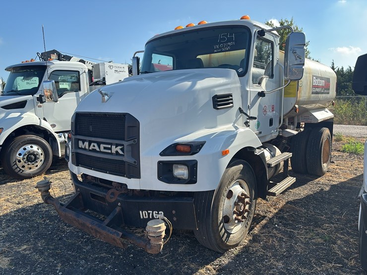 2023-mack-md642r-water-truck-sn:1m2mdaaaxps071901-image-1