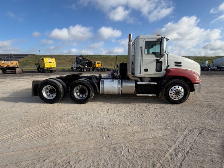 2011-mack-cxu613-day-cab-image-4