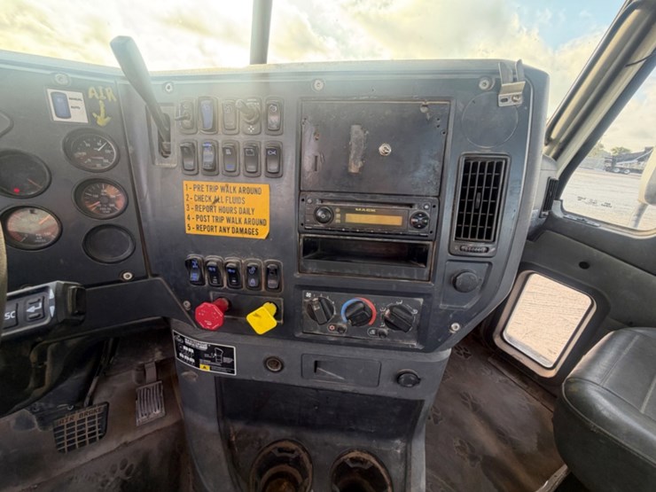 2011-mack-cxu613-day-cab-image-11