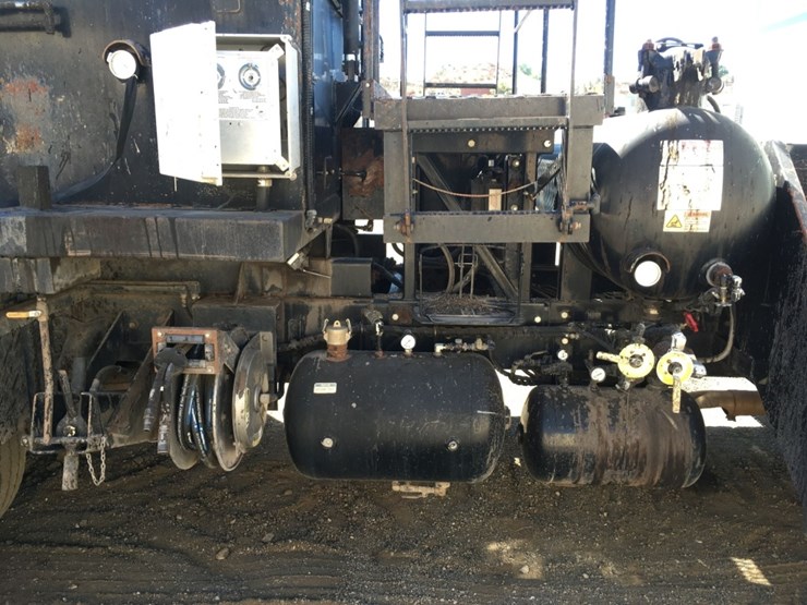2016-freightliner-m2-asphalt-patch/slury-seal-image-16