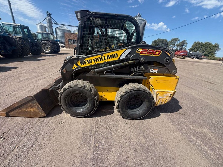 new-holland-l220-image-40