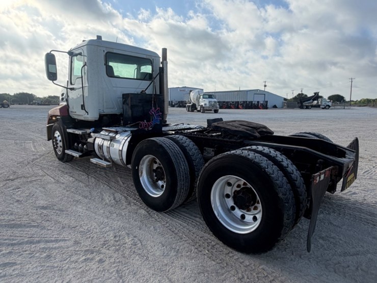 2011-mack-cxu613-day-cab-image-7