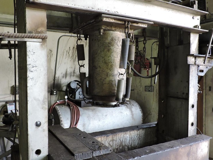 heavy-duty-hydraulic-shop-press,-3-phase,-working-image-4