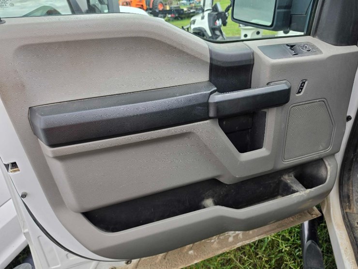 2017-ford-f150-xl-image-10