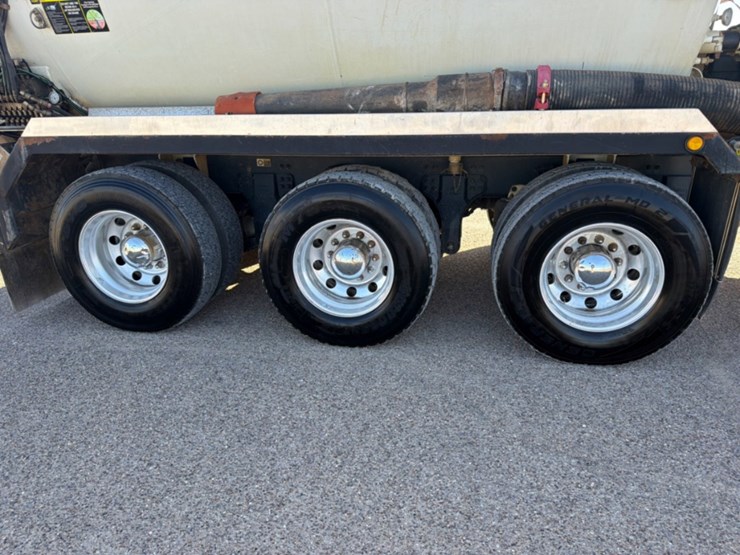 2024-kenworth-t880-image-12