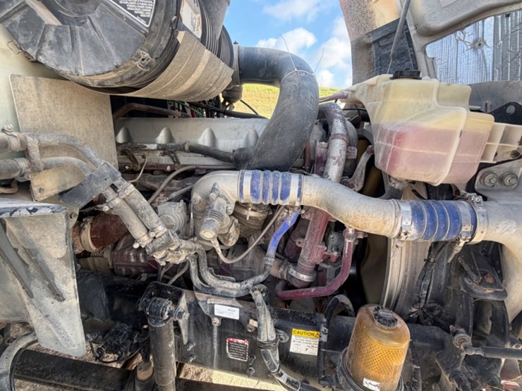 2011-mack-cxu613-day-cab-image-14