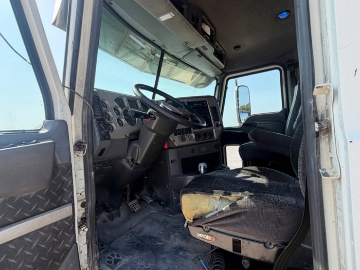 2015-mack-cxu613-day-cab-image-9