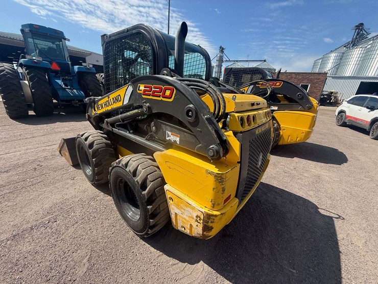 new-holland-l220-image-36