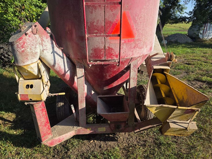 new-holland-355-image-24