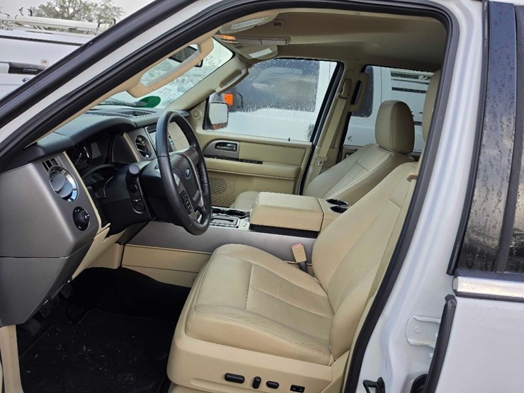 2017-ford-explorer-image-18