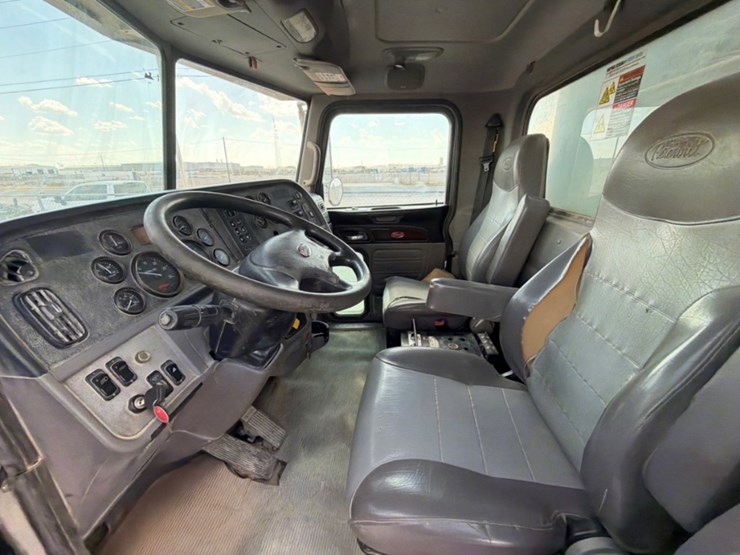 2019-peterbilt-367-image-17