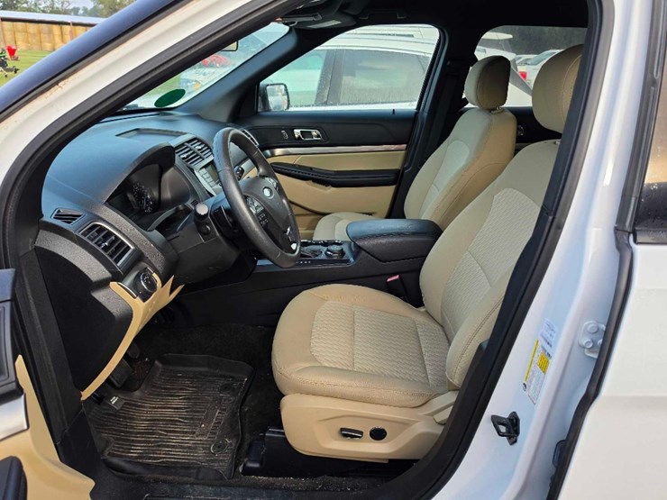 2017-ford-explorer-image-13