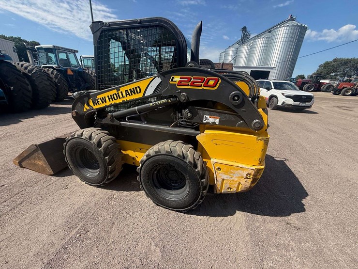 new-holland-l220-image-38