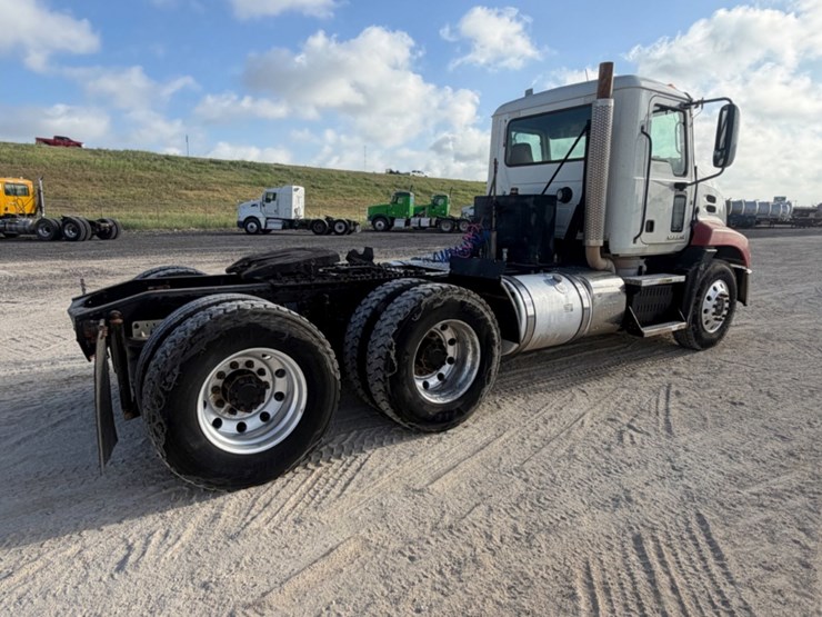 2011-mack-cxu613-day-cab-image-5