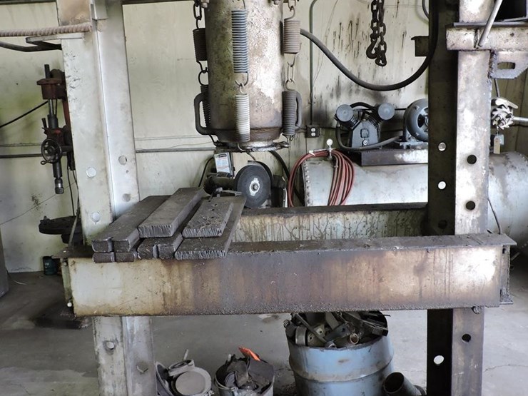 heavy-duty-hydraulic-shop-press,-3-phase,-working-image-1