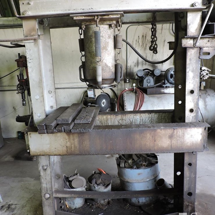 HEAVY DUTY HYDRAULIC SHOP PRESS, 3 PHASE, WORKING