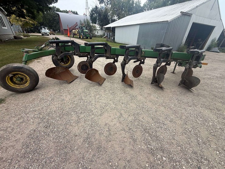 john-deere-2810-image-5