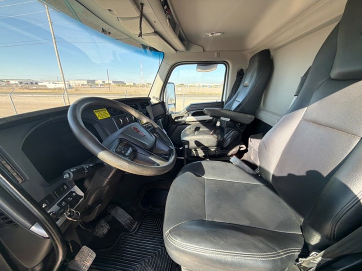 2024-kenworth-t880-image-21