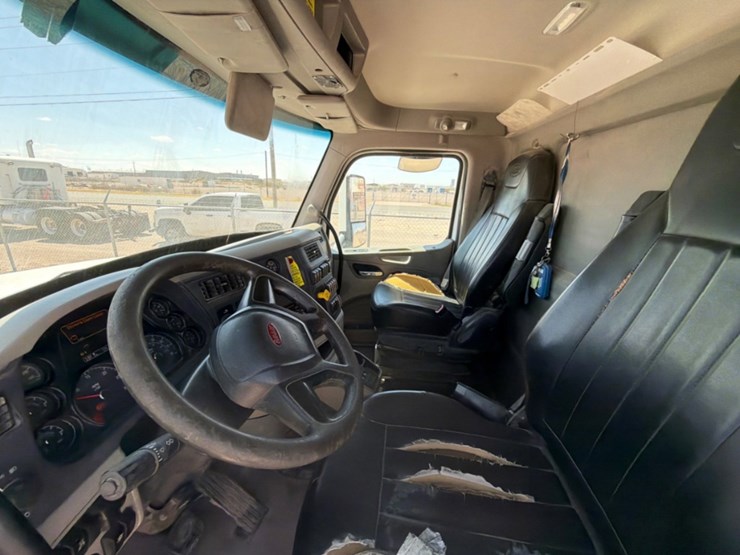 2020-peterbilt-567-image-18