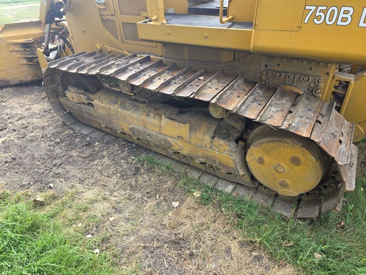 deere-750b-lt-image-12