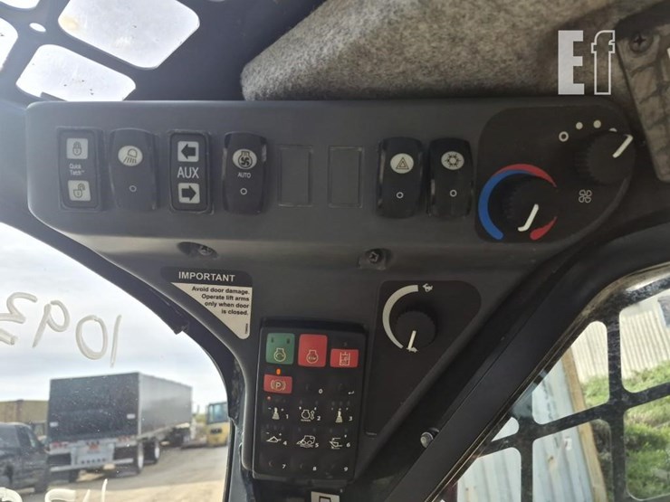 2024-deere-320g-image-14