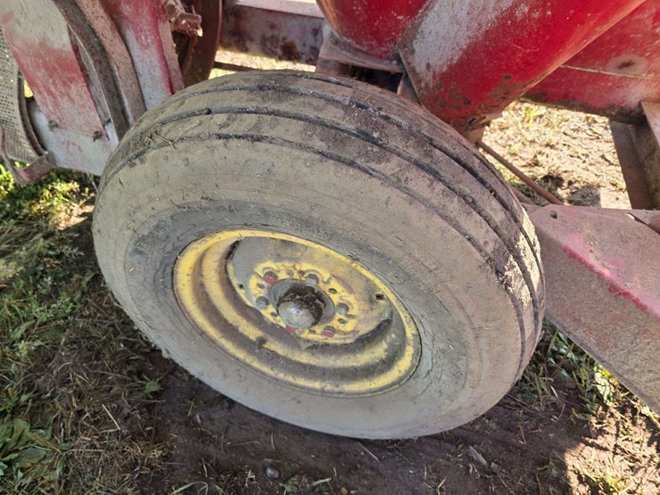 new-holland-355-image-31