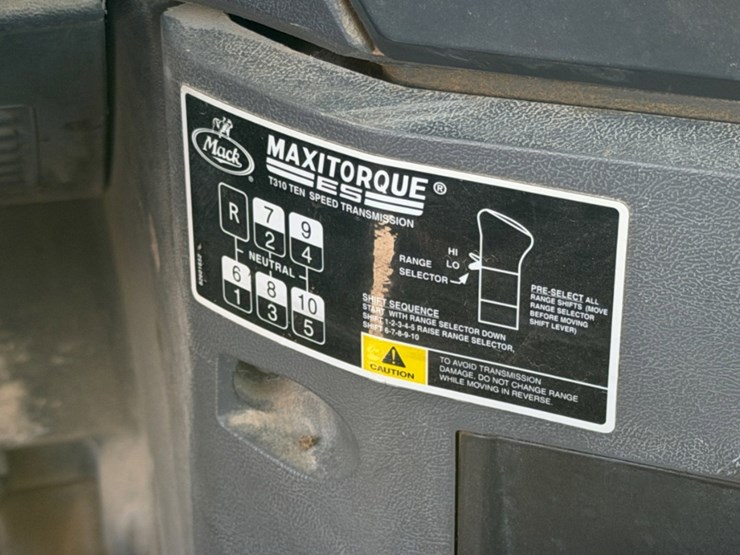 2011-mack-cxu613-day-cab-image-12