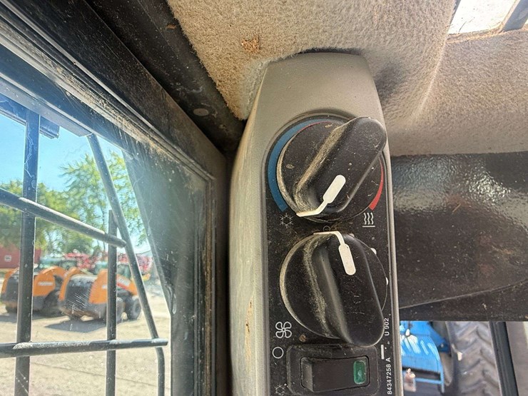 new-holland-l220-image-21