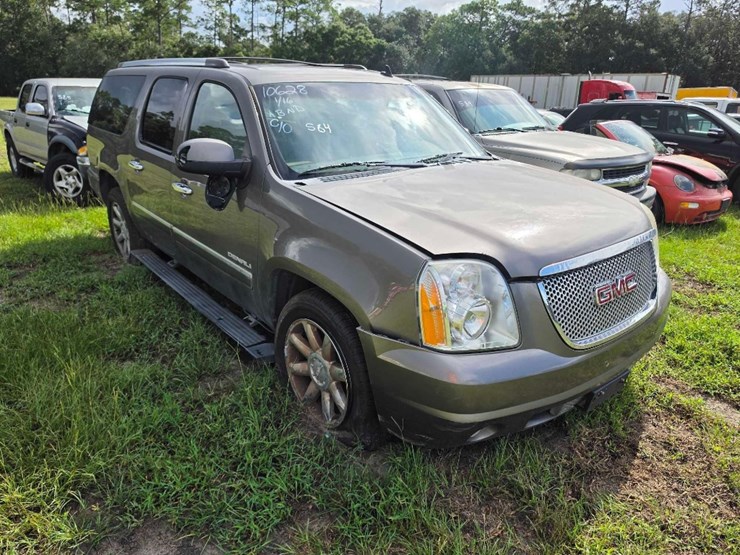 2011-gmc-yukon-xl-image-1