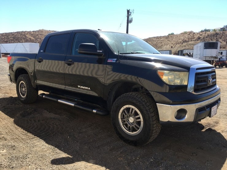 2010-toyota-tundra-sr5-image-2