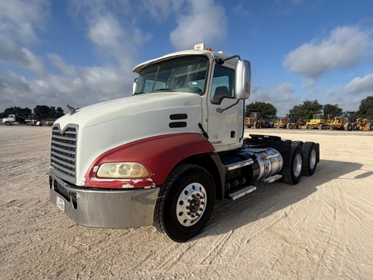 2011-mack-cxu613-day-cab-image-1