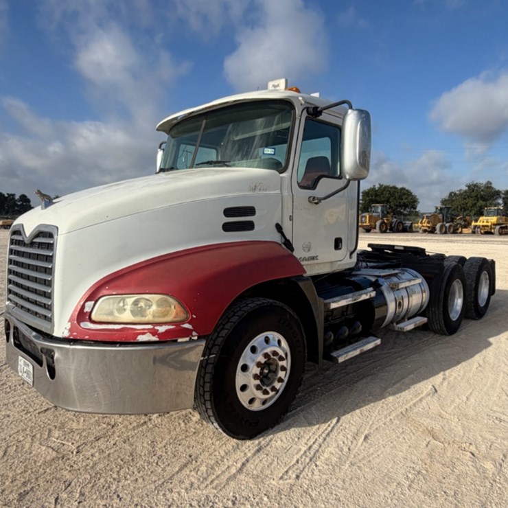 2011 MACK CXU613 DAY CAB