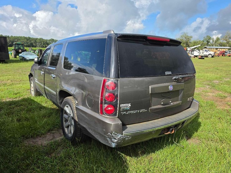 2011-gmc-yukon-xl-image-4